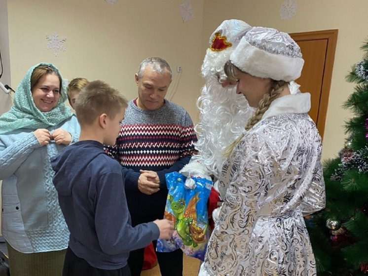 В Губкинском полицейские Дед Мороз и Снегурочка с подарками посетили воскресную школу