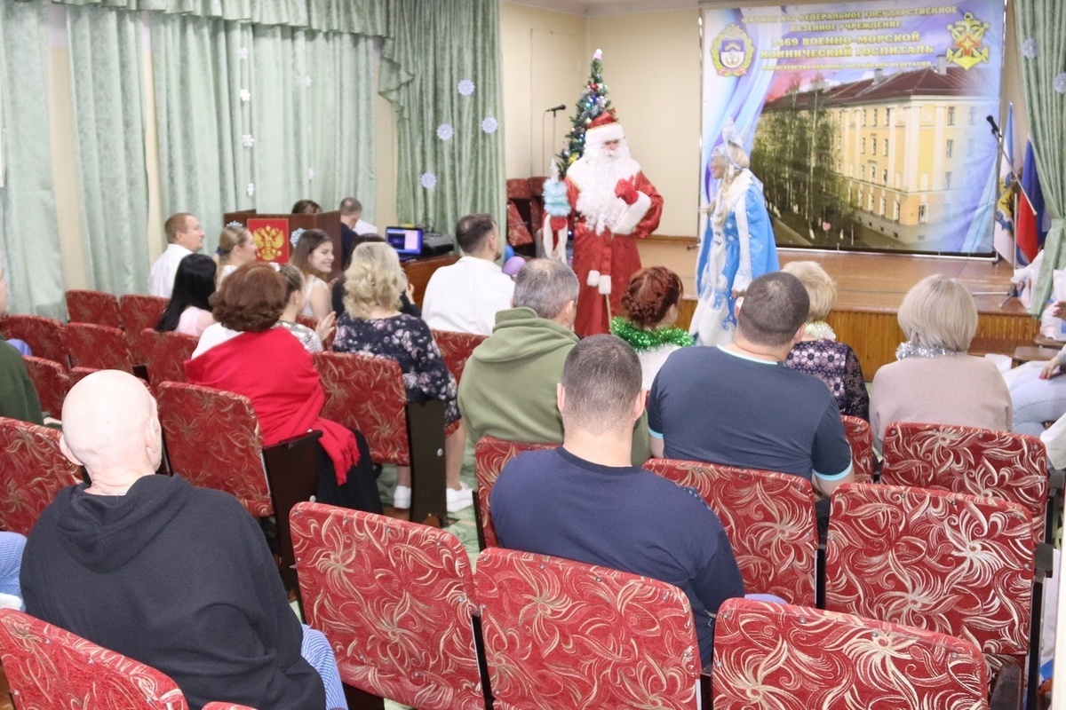 В военном госпитале Северодвинска Дед Мороз спел патриотическую песню