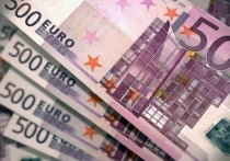 Курс евро на Московской бирже опустился до 98,98 рубля, оказавшись ниже 99 рублей впервые с 20 декабря