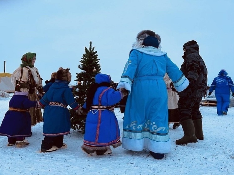 Дед Мороз и Снегурочка устроили праздник для маленьких тундровиков в Тазовском районе
