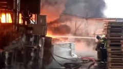 В Подмосковье загорелся склад со стройматериалами: видео тушения 