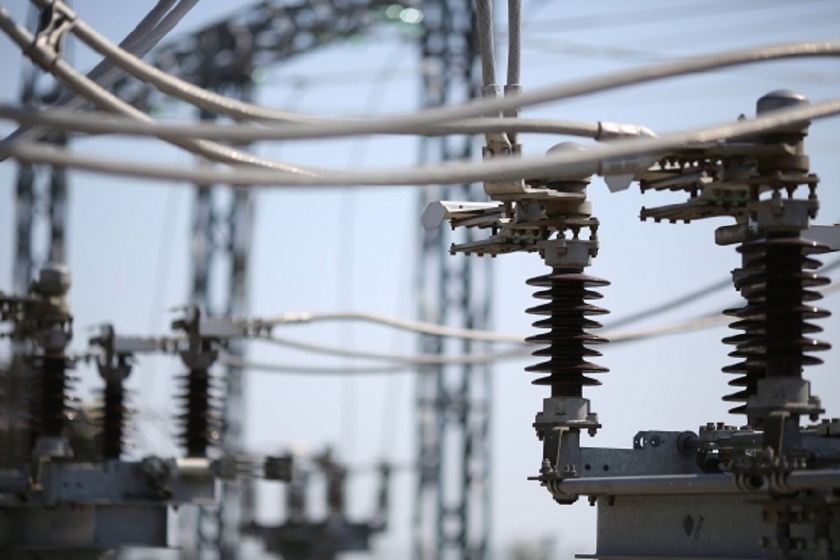 В Астраханской области восстанавливают электроснабжение после штормового ветра