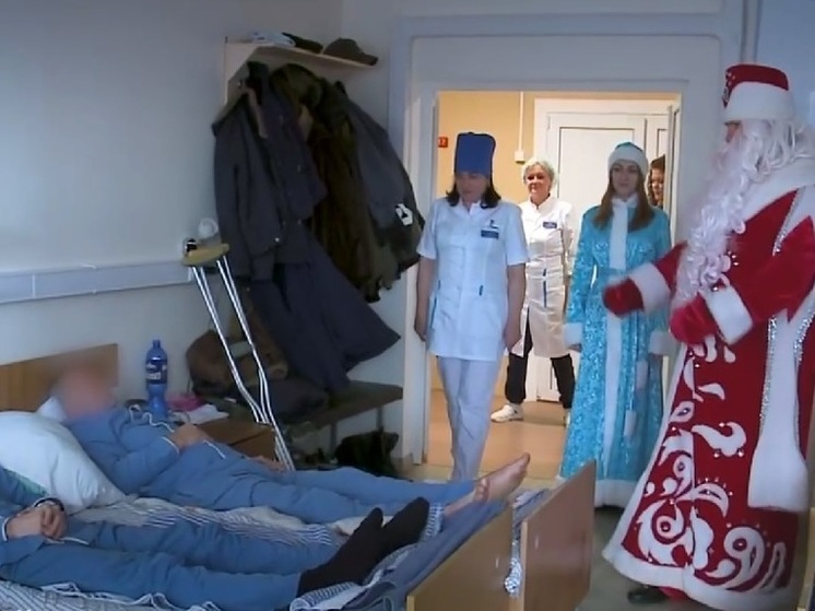 Раненых участников спецоперации навестили в госпитале Буденновска с подарками