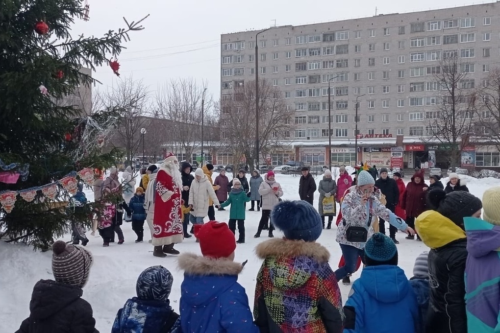 Новогодняя елка состоялась в сквере Героев СВО в Вологде
