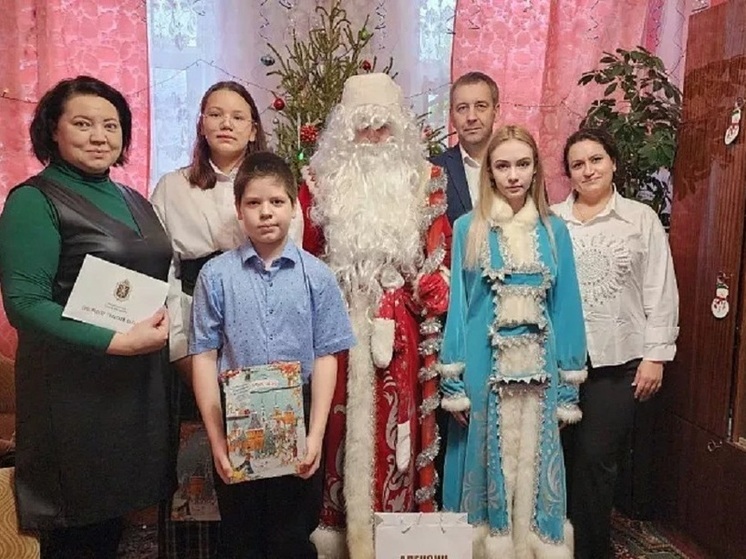 Дюмин подарил школьникам из Алексина компьютер