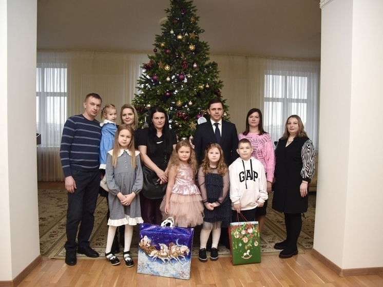 Глава Орловской области вручил подарки детям в рамках акции «Елка желаний»