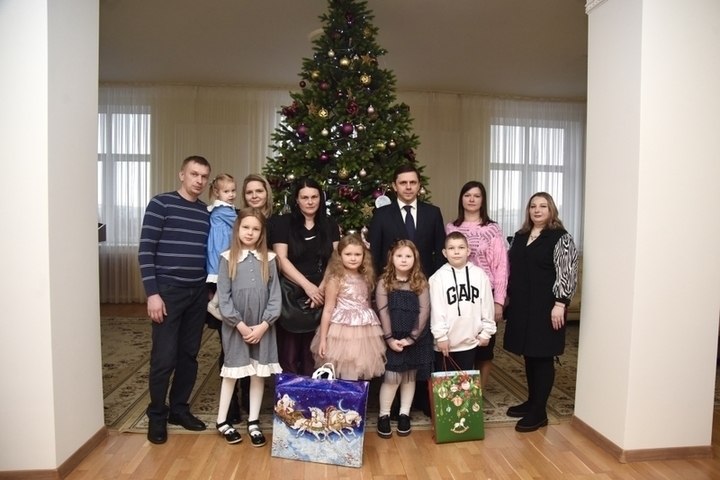 Глава Орловской области вручил подарки детям в рамках акции «Елка желаний»