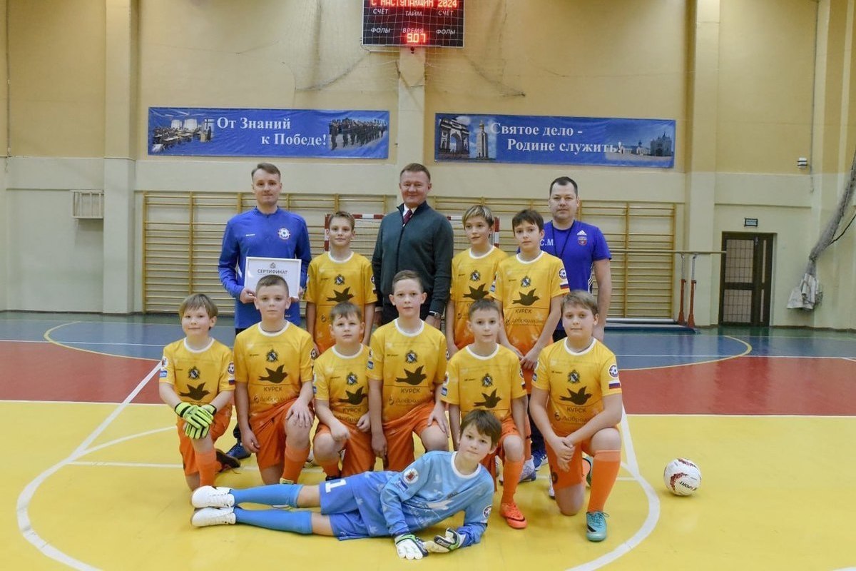 Курский губернатор пообщался в школе-интернате с командой по мини-футболу