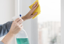 Уксусный раствор может упростить мытье окон
