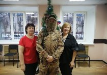 В Едином центре поддержки участников СВО и членов их семей серпуховичам продолжают дарить подарки для создания праздничного настроения, в том числе - билеты на елки