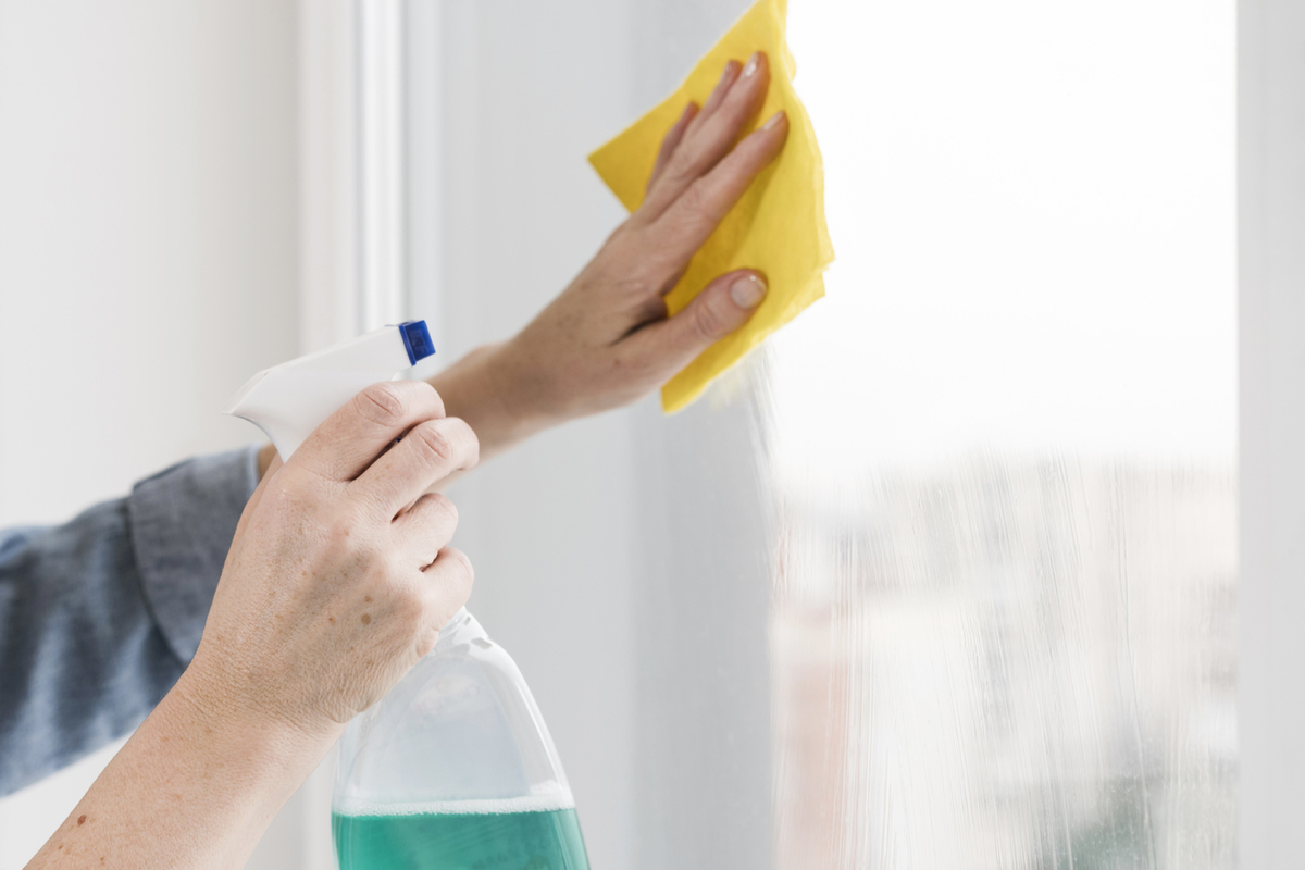 Всего один доступный ингредиент поможет упростить мытье окон