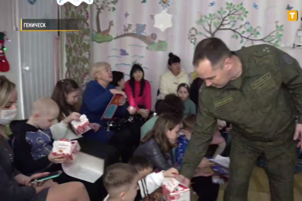 Офицеры СК принесли новогодние подарки в реабилитационный центр Геническа