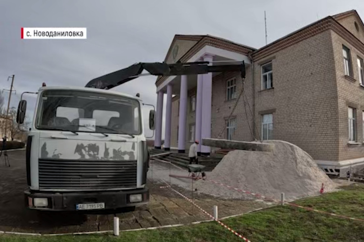 Шефы из Ярославля восстанавливают Новоданиловский Дом культуры