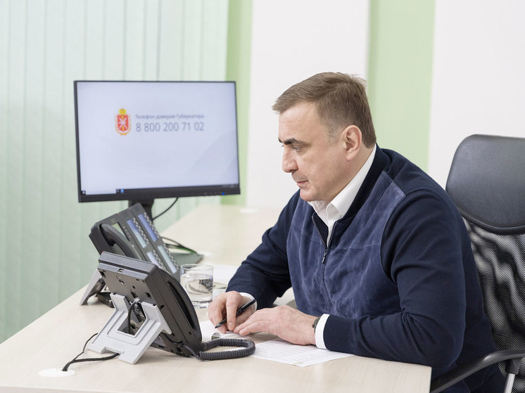 Губернатор Тульской области пообщался с жителями по телефону доверия