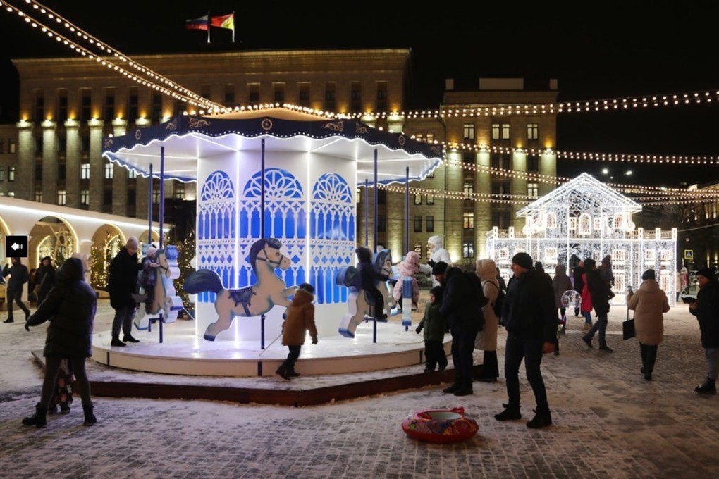 Воронежцев пригласили оценить украшенную к Новому году площадь Ленина