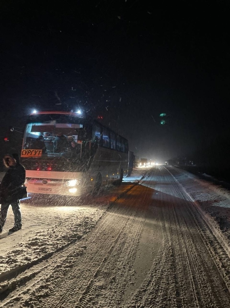 Жители Ноябрьска в автобусе застряли посреди перекрытой трассы по пути в аэропорт Сургута