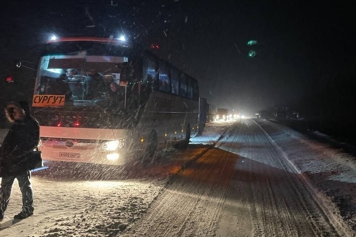Жители Ноябрьска в автобусе застряли посреди перекрытой трассы по пути в аэропорт Сургута