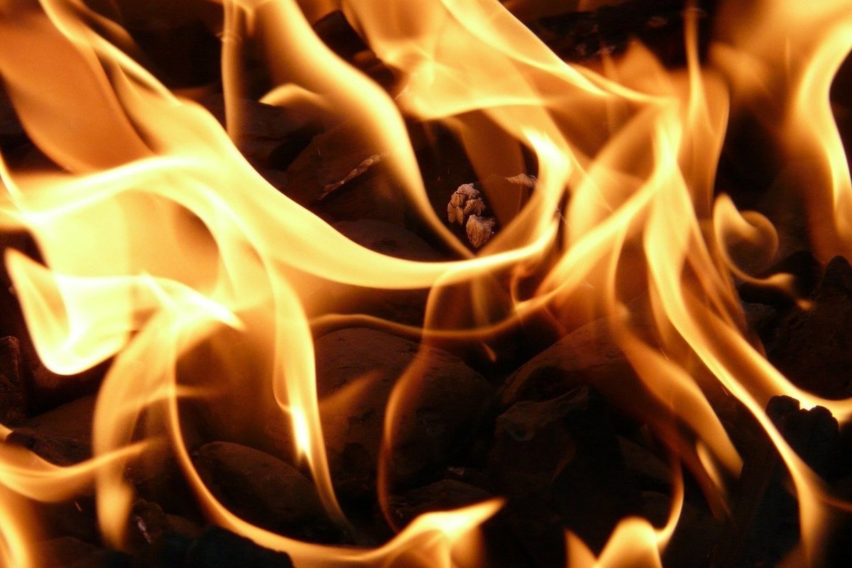 При пожаре в жилом доме в Бурятии погибли женщина и ребенок