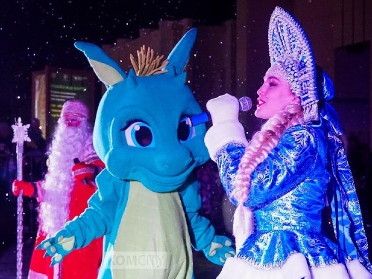 Новогодний городок открыли на Театральной площади Комсомольска-на-Амуре