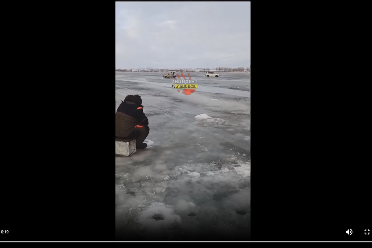 Рыбаки на авто провалились под лёд на Гилевском водохранилище в Алтайском крае