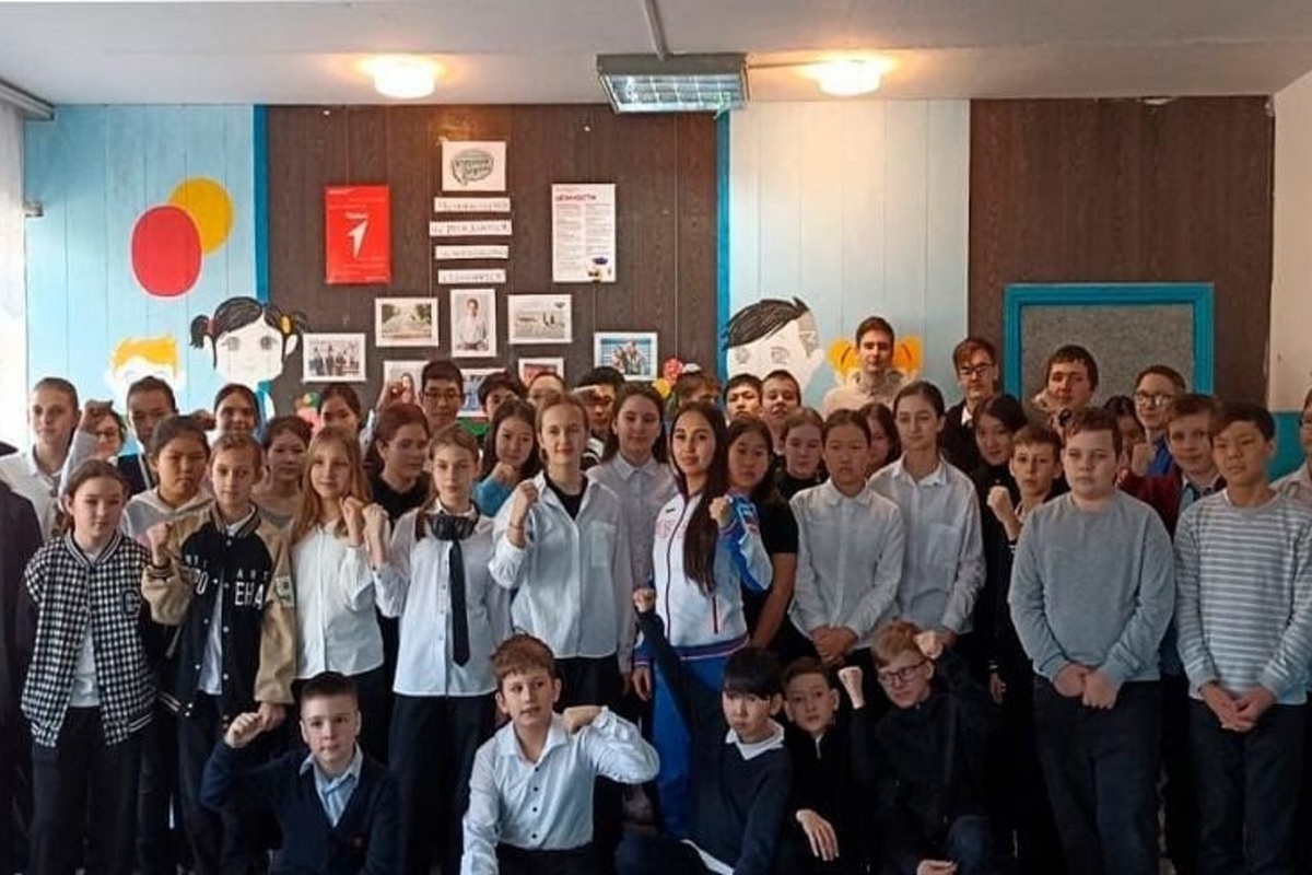 В Калмыкии прославленная спортсменка по карате провела мастер-класс в родной школе