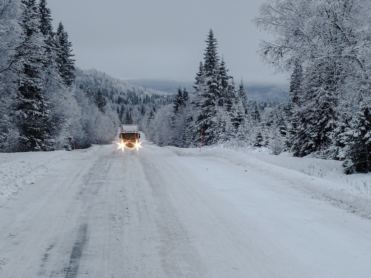В Югре из-за снегопада действуют ограничения движения на федеральных трассах