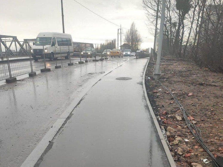 Подрядчик нашел «‎погодное окошко» для ремонта тротуаров у моста на Суворова