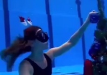 В Красноярске инструктор подводного танца нарядила елку на дне бассейна «Сокол»
