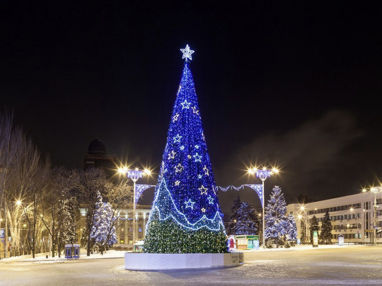 Деды Морозы, подарки и конфеты в подъездах