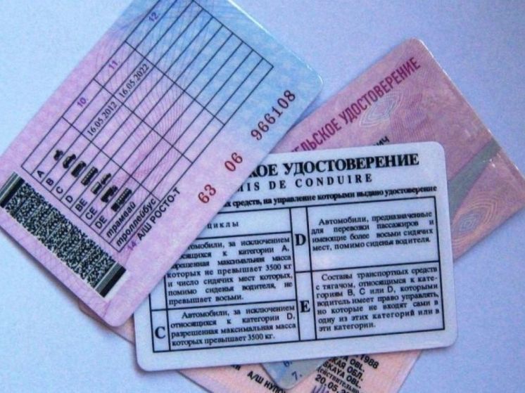 Водителям Новосибирска на три года продлили срок истекших прав