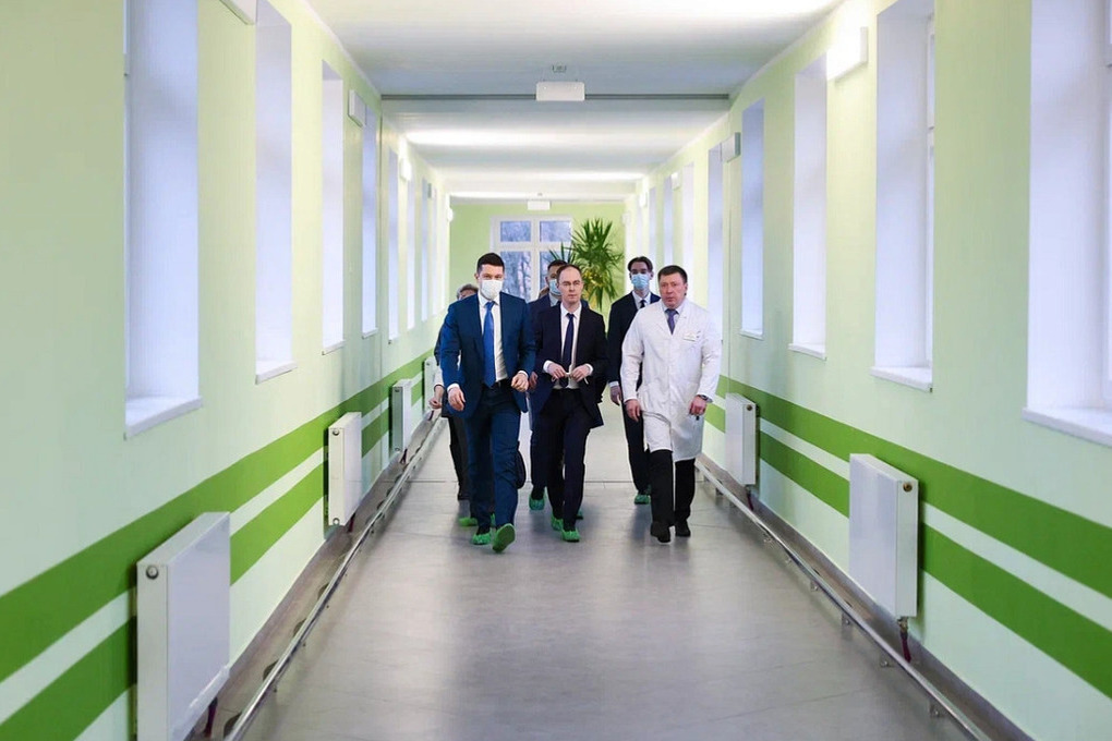 Алиханов вручил новогодние подарки пациентам Детской областной больницы