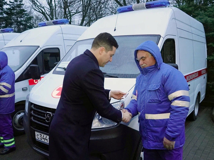 Алиханов вручил медикам ключи от 13 новых автомобилей скорой помощи