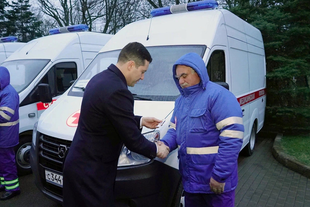Алиханов вручил медикам ключи от 13 новых автомобилей скорой помощи