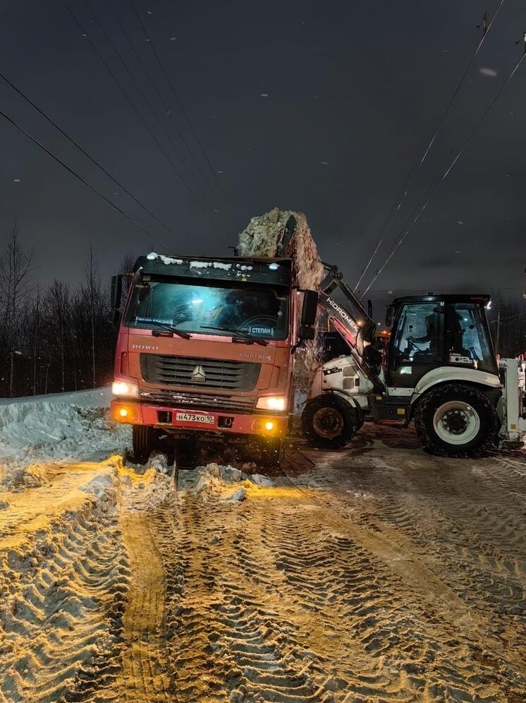 Уборка улиц Петрозаводска продолжается и в новогодние праздники