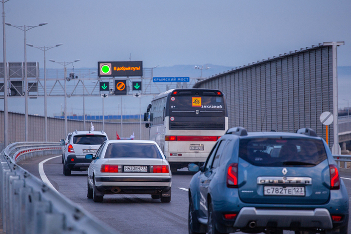 Перед Крымским мостом со стороны Кубани очередь из машин выросла до 460 автомобилей