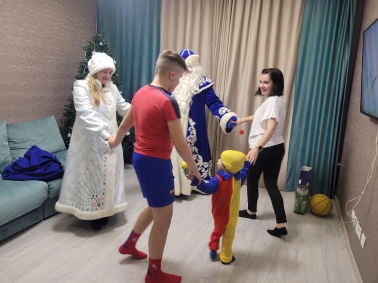 Детей стражей порядка в НАО поздравил «Полицейский Дед Мороз»