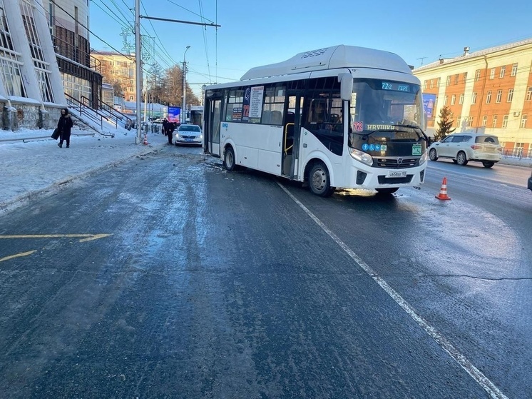 Автобус с пассажирами врезался в столб в Омске