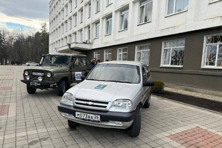 Из Кисловодска в зону СВО отправили два автомобиля и новогодние сладости