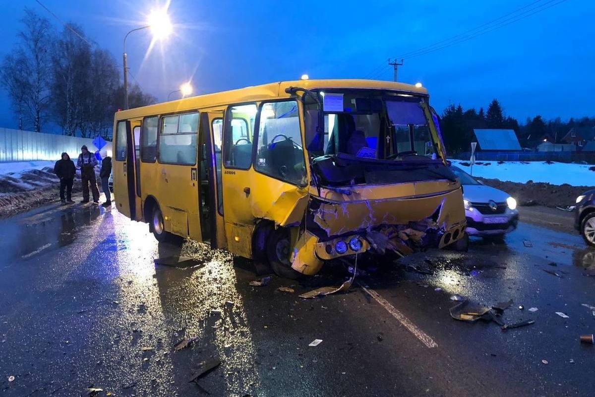 Один человек погиб и двое пострадали в ДТП с автобусом в Калужской области