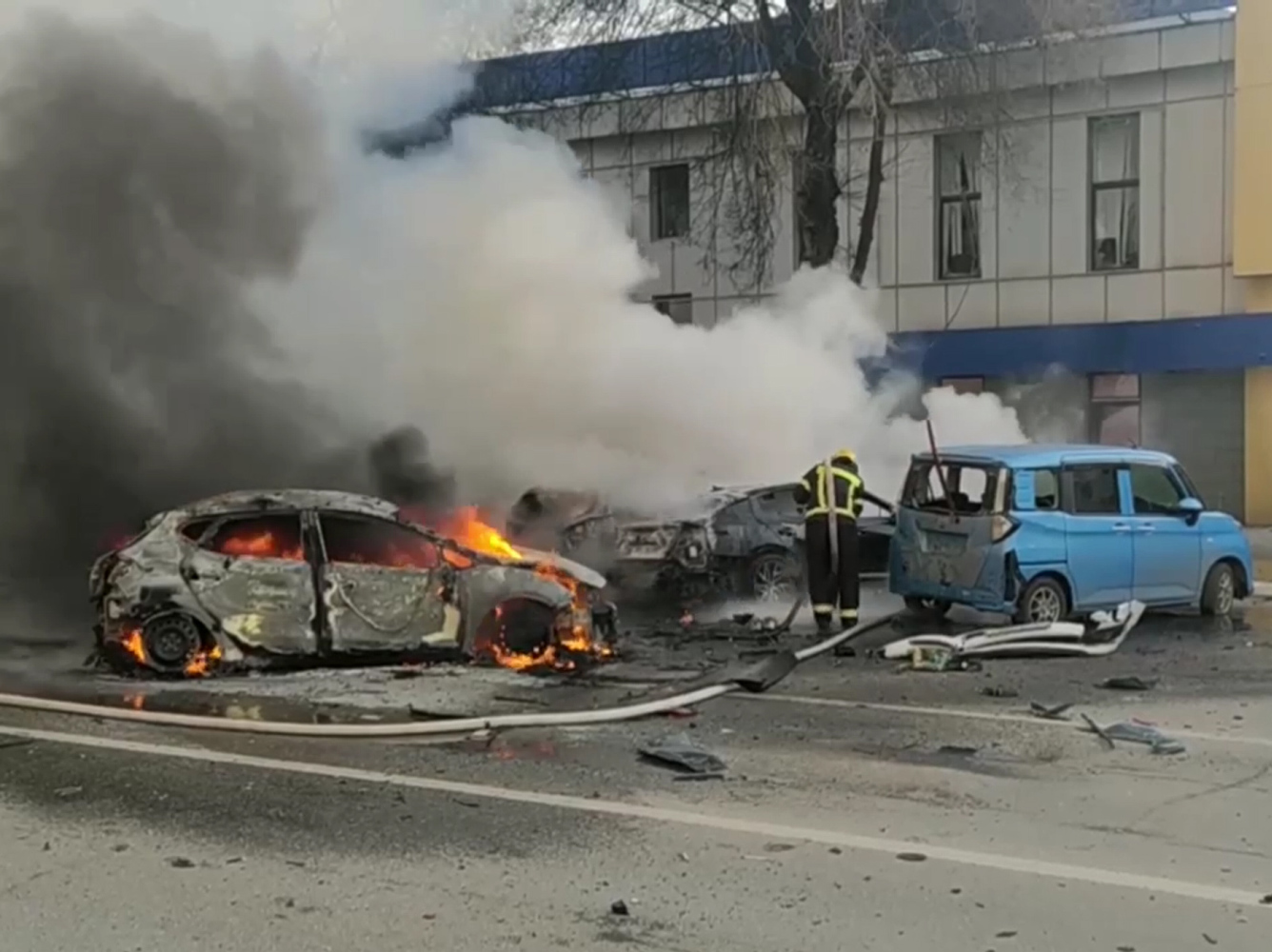 Выбитые окна, горящие машины, уличный хаос: кадры последствий обстрела центра Белгорода