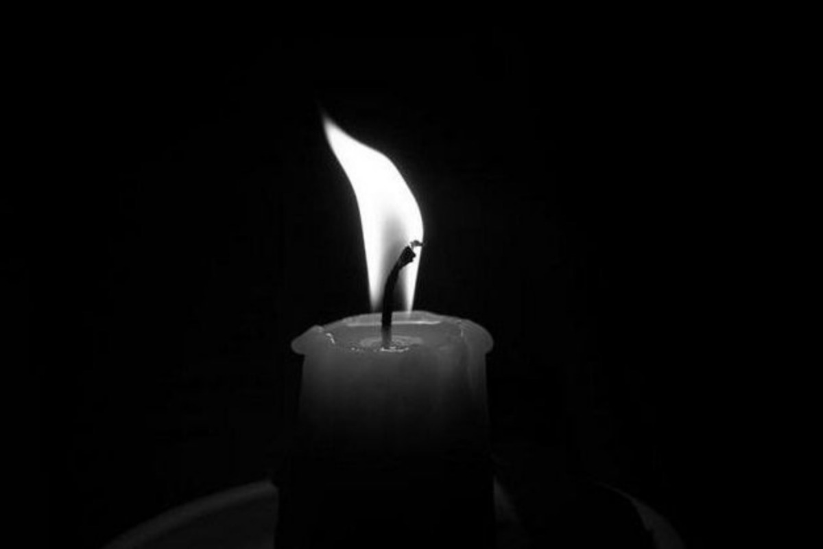 Символ траура. Свеча скорби. Свеча памяти черно белая. Горящая свеча. Траурная свеча.