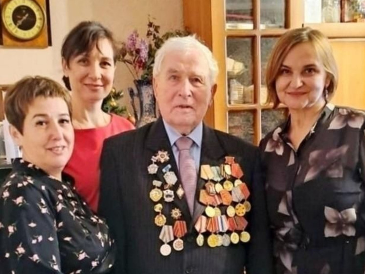 В Котласе поздравили с 99-летием фронтовика и ветерана труда