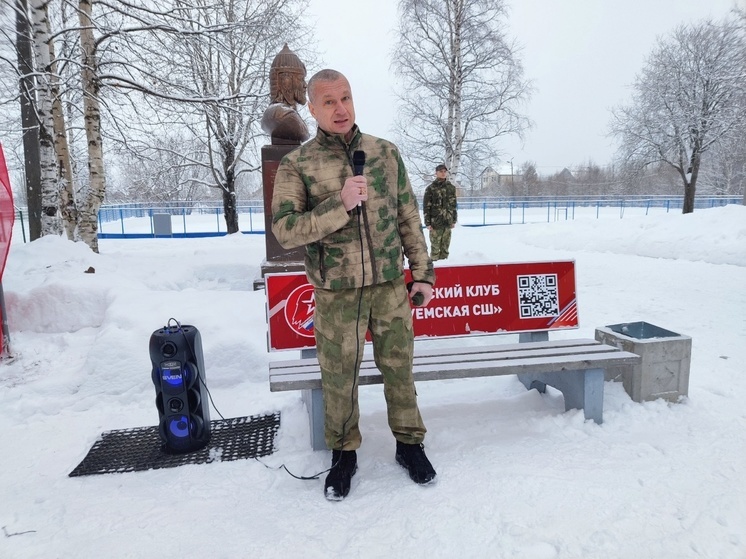 В Приморском районе сделали юнармейскую скамейку