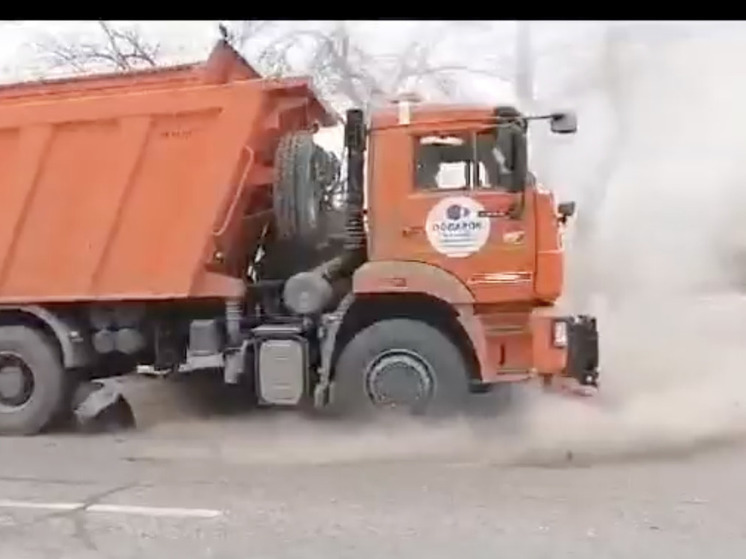 В Астрахани на уборку улиц вышла новая техника