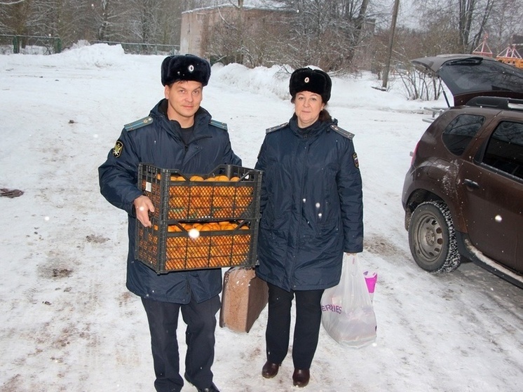 Новгородские приставы поздравили с Новым годом ребят в подшефных детских домах