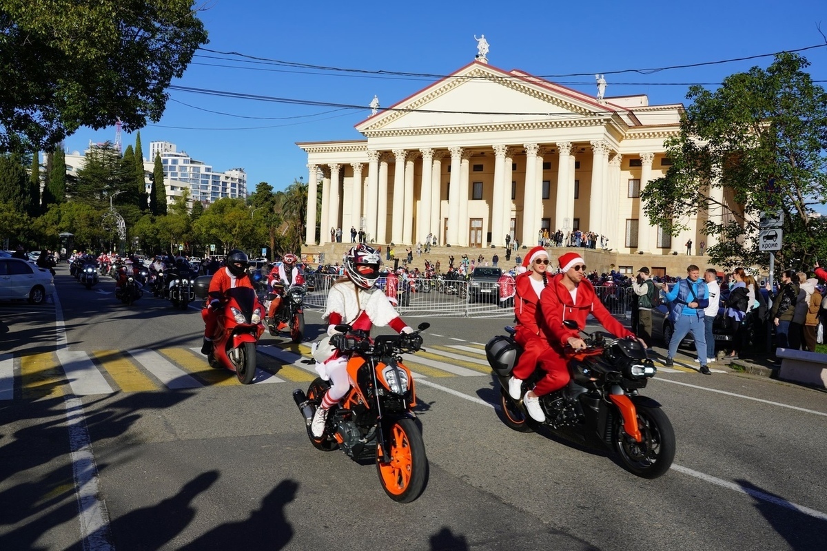 300 сочинских Дедов Морозов прокатились на мотоциклах