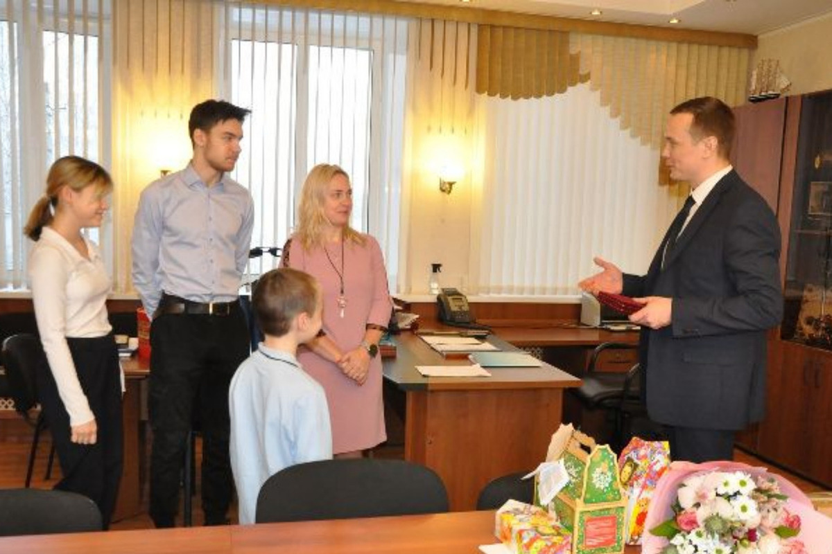 Маме четверых детей в Новодвинске вручили ордена «Родительская слава»