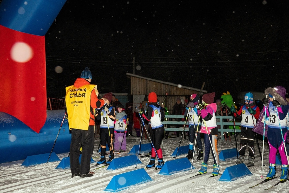 В Коноше провели новогоднюю вечернюю лыжную гонку