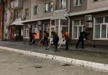 Волонтеры регионального штаба #МЫВМЕСТЕ приводят в порядок белгородские улицы, попавшие под обстрел ВСУ в субботу, 30 декабря