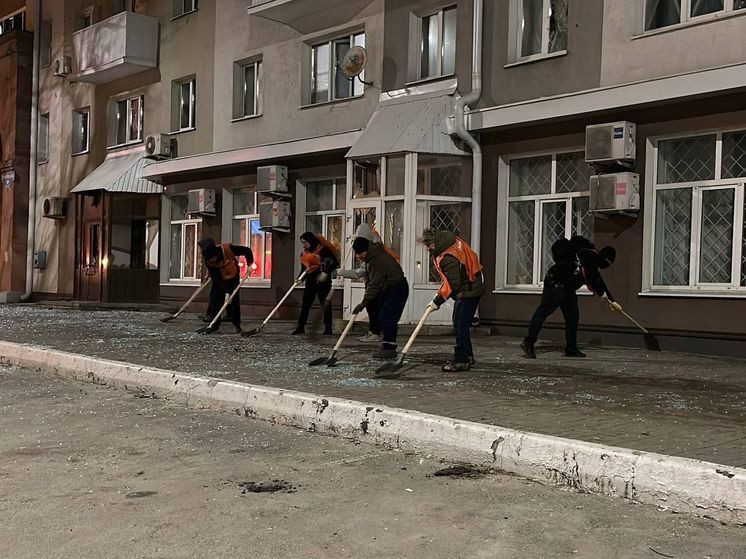 Волонтеры #МЫВМЕСТЕ приводят в порядок улицы Белгорода после обстрела
